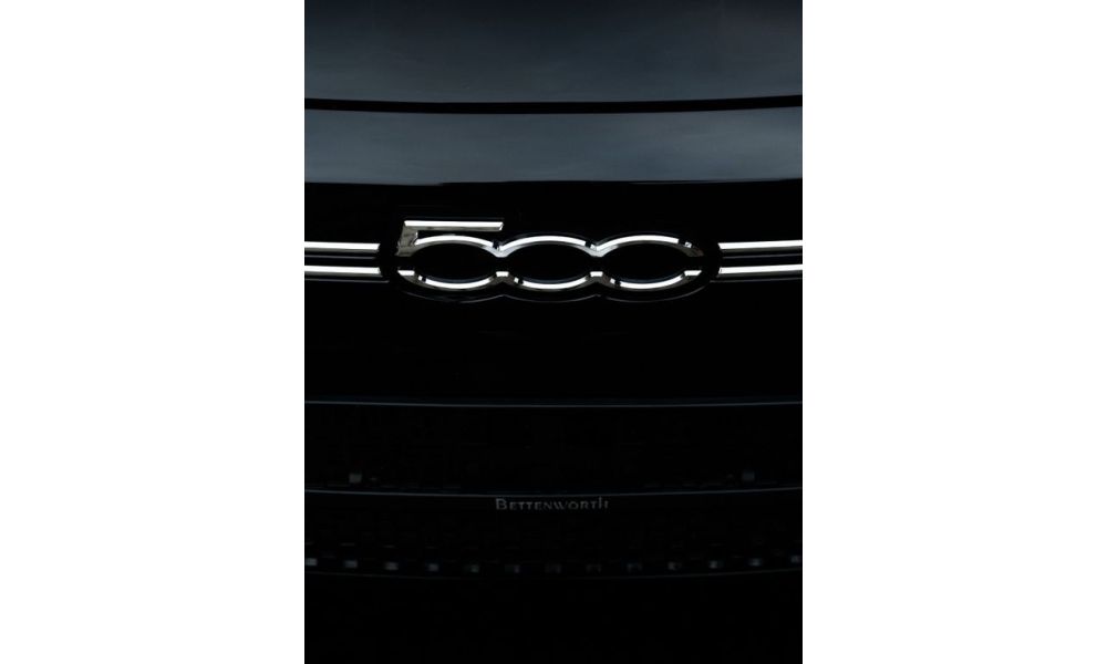 304980
