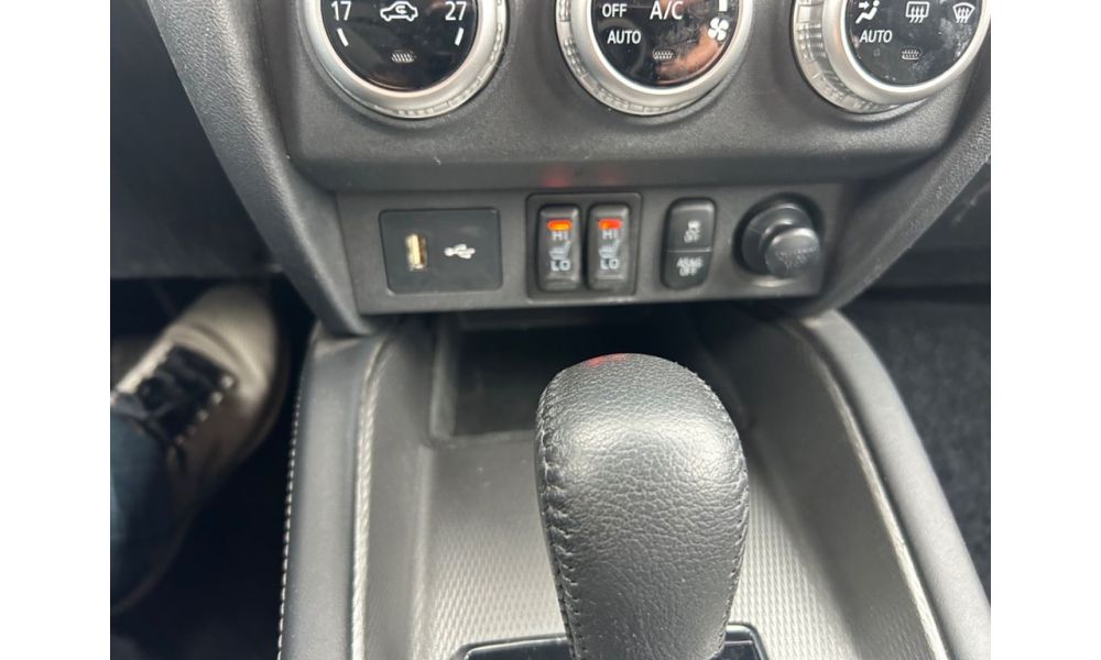888090