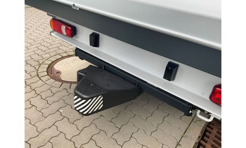 871153