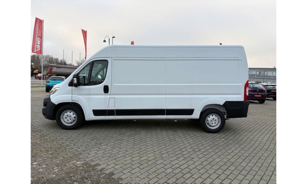890983