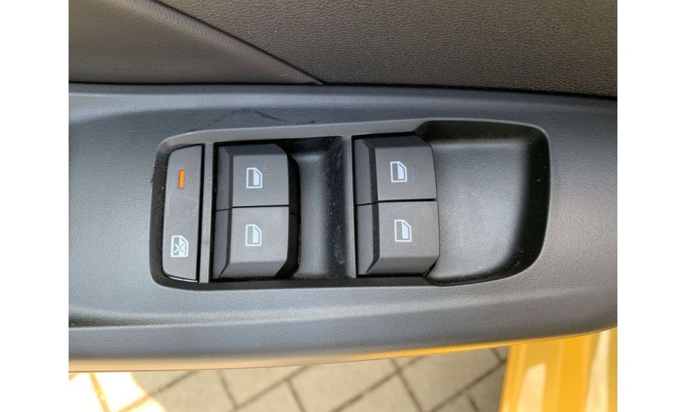 895700