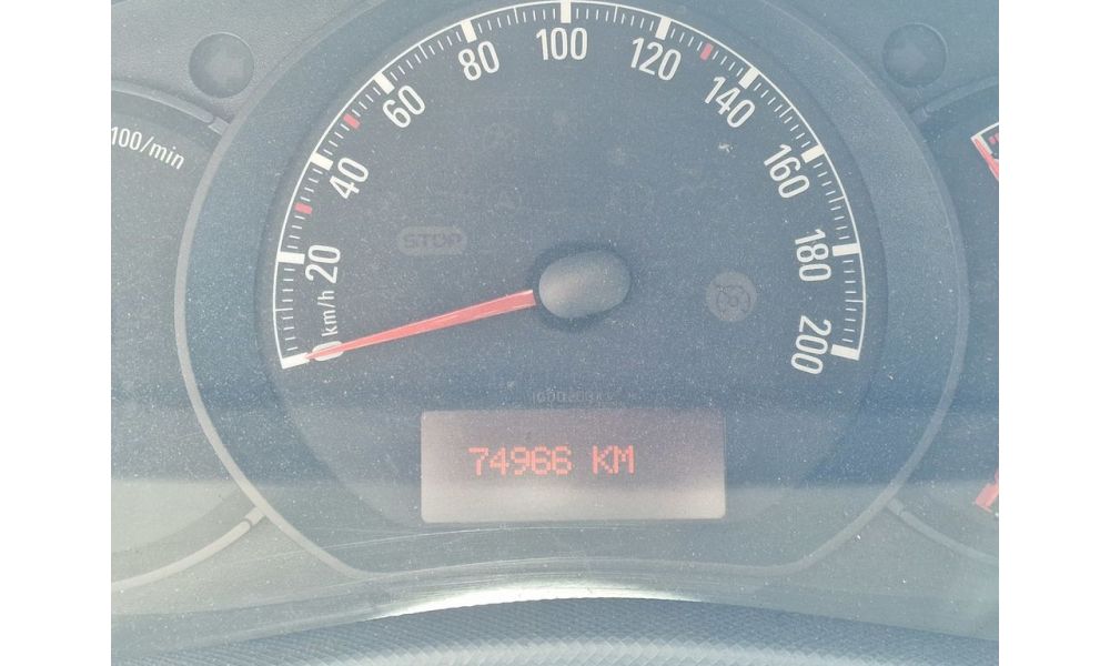 843558