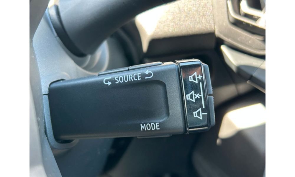 898077