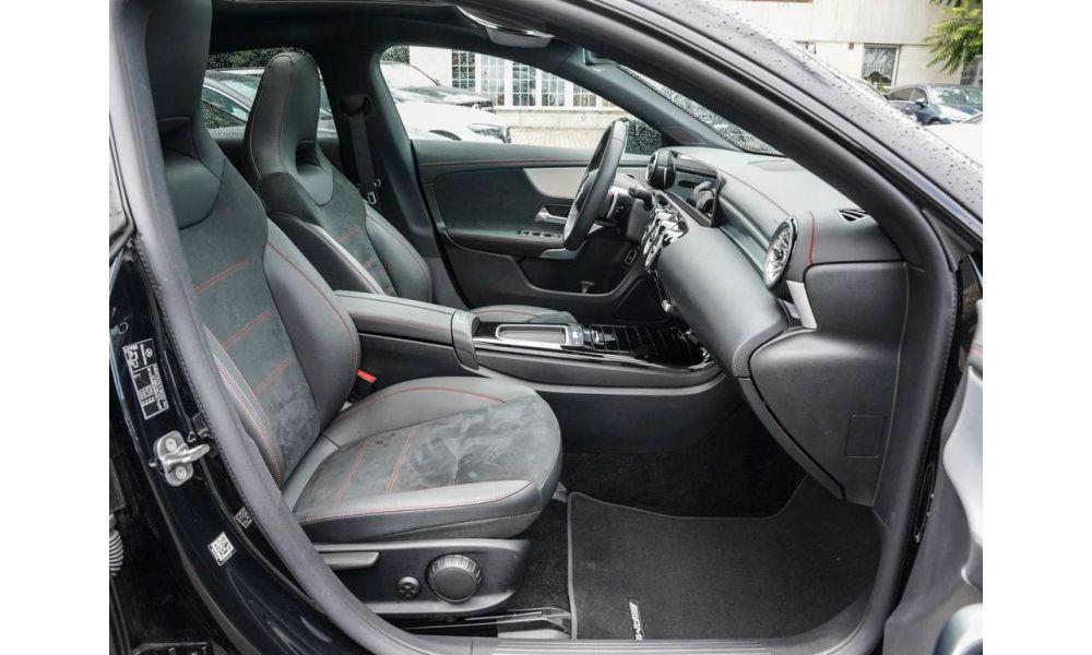 543961