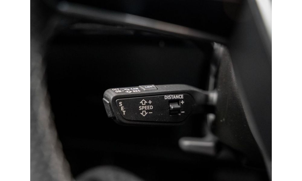 371077
