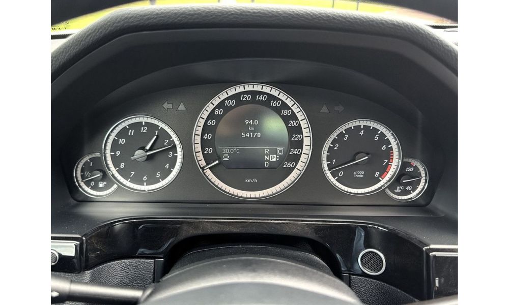 697567