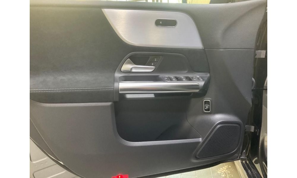 922808