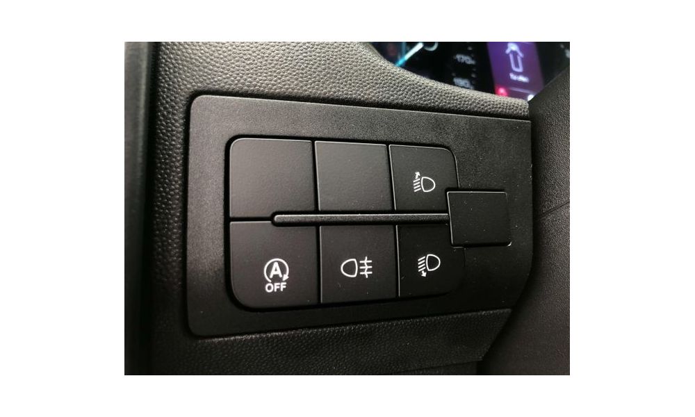883989