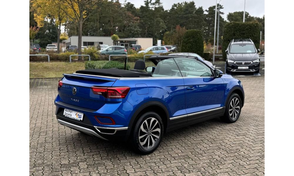 423825