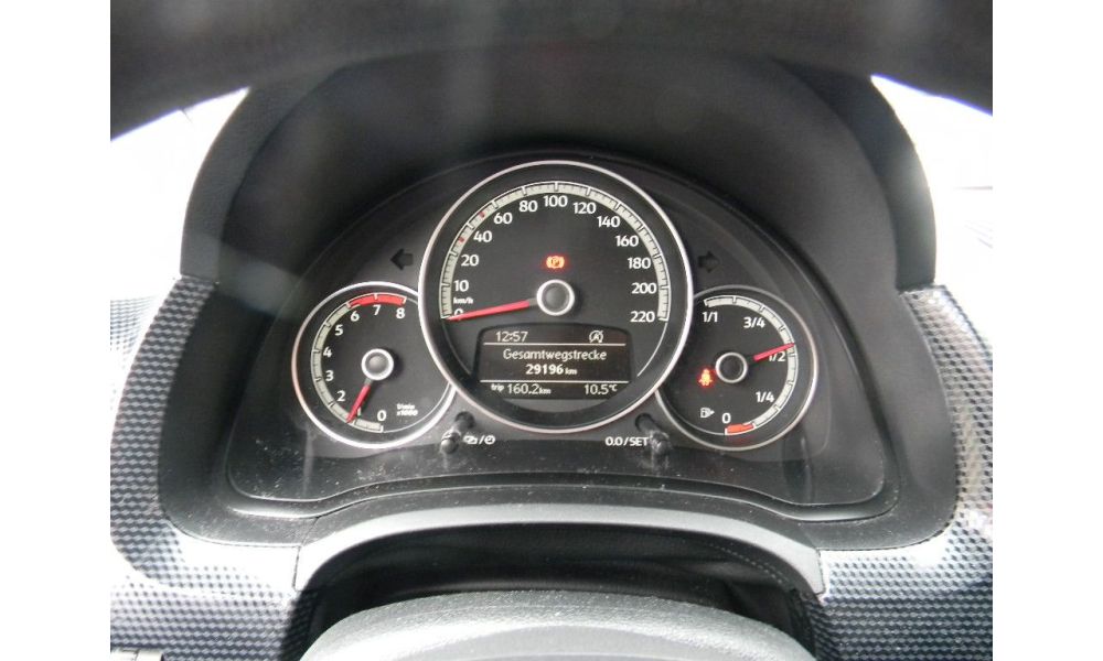 884808