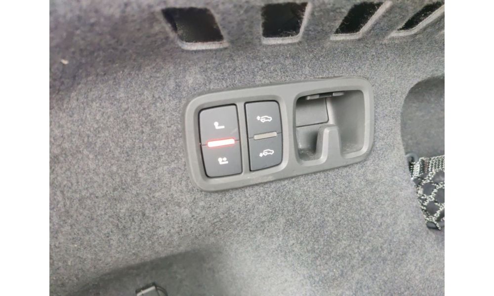 306320