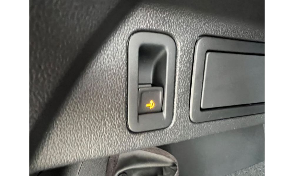633823
