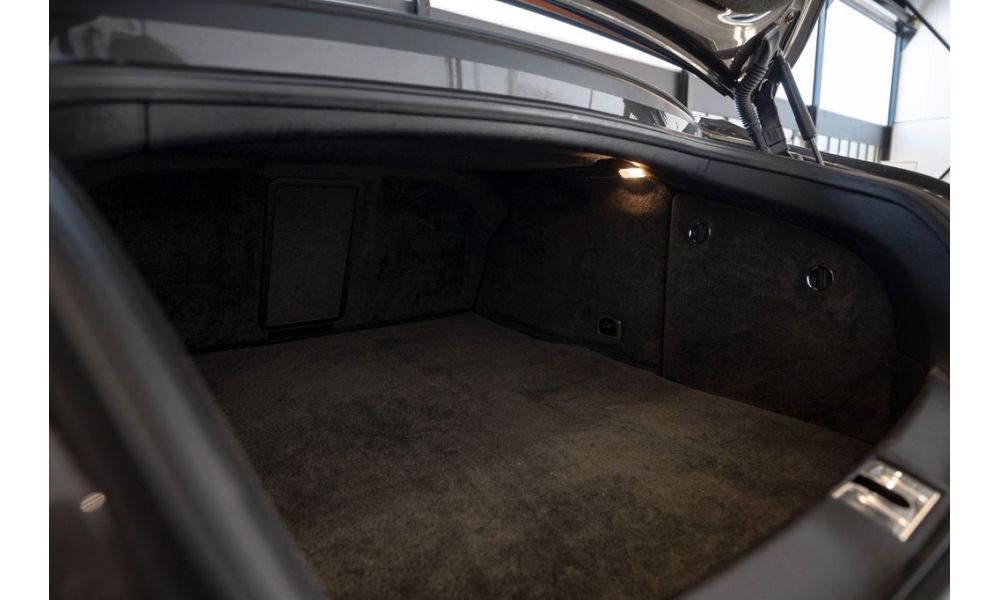 872697