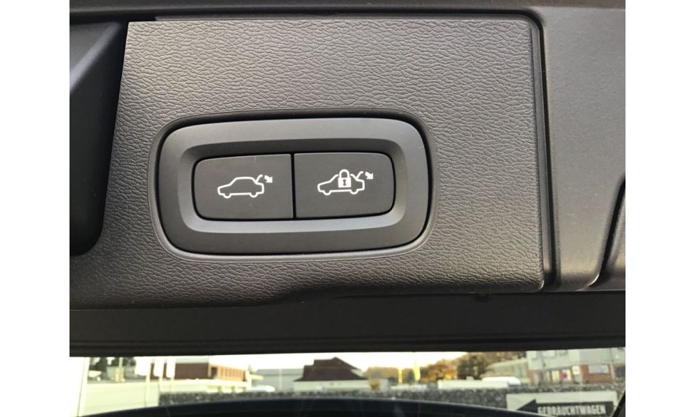 933632
