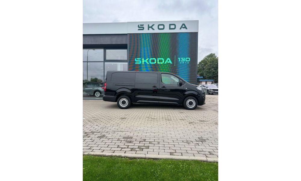 313600
