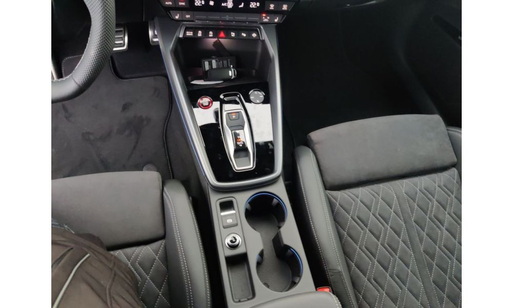 304973