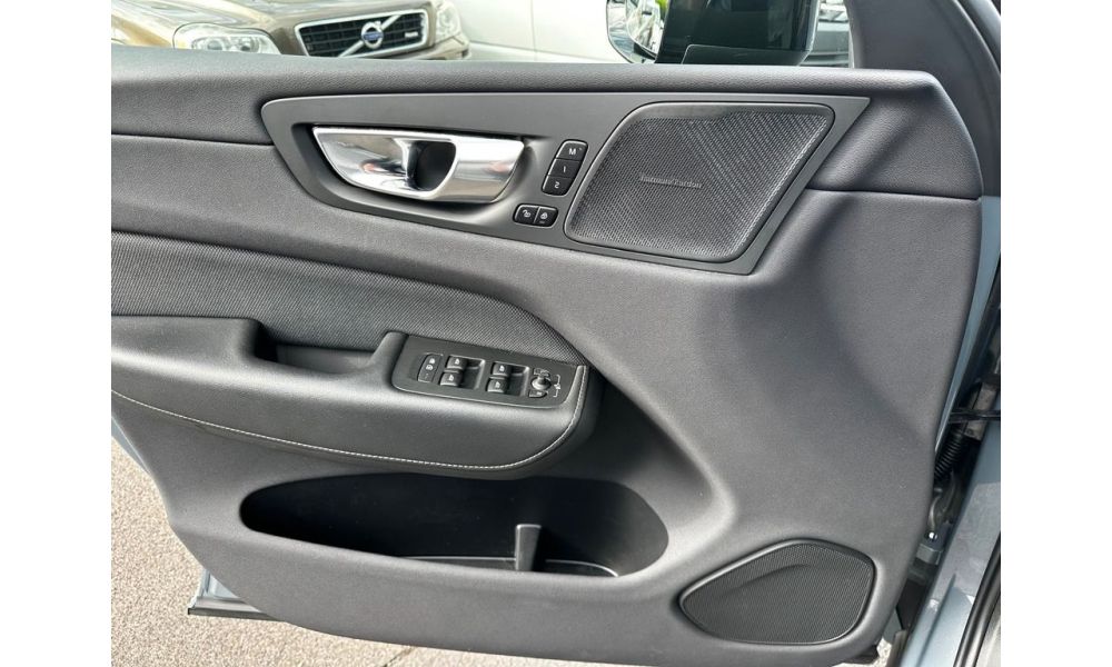 932020