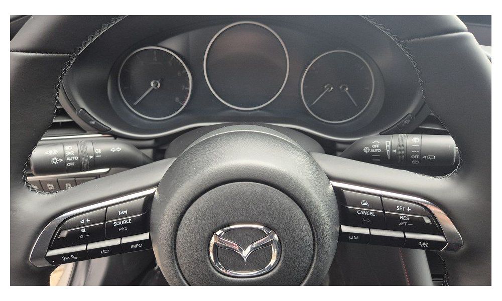 983025