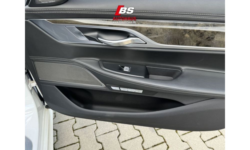886739