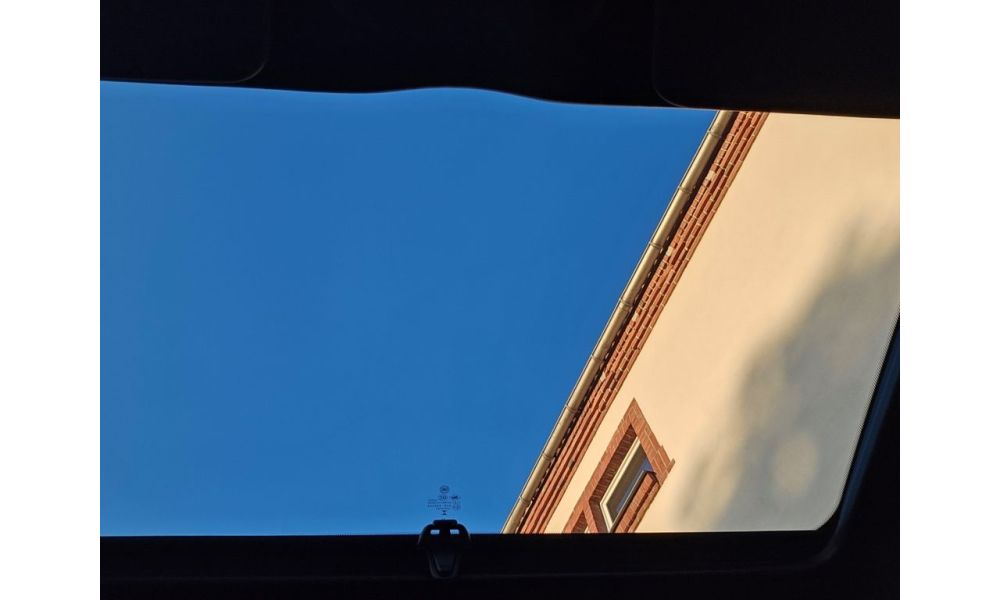 562743