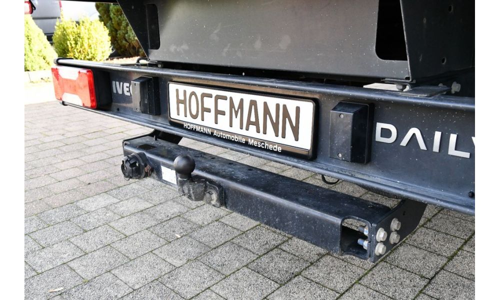 8962