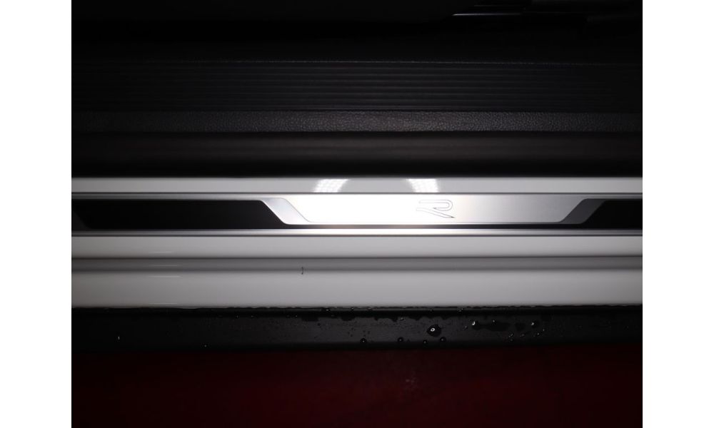 978573
