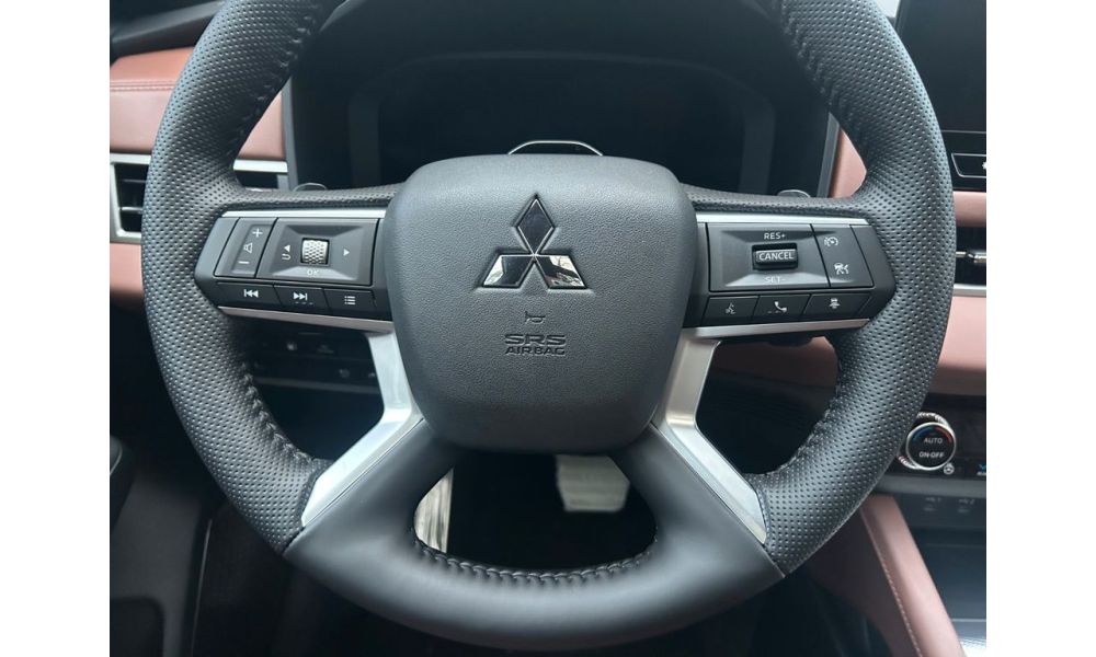 818537