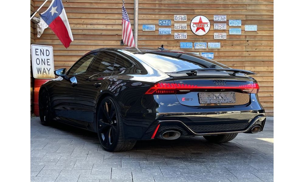 911300