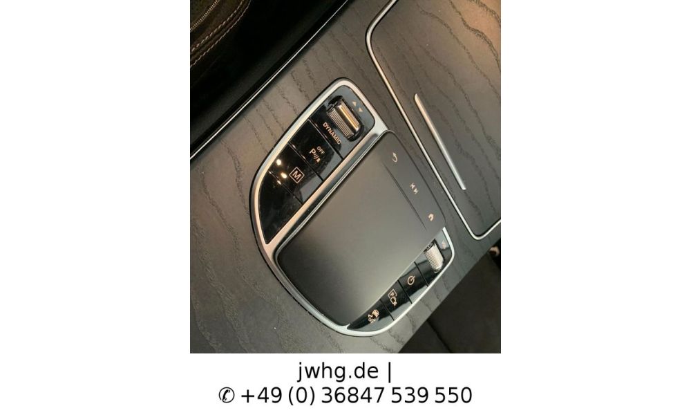 371943