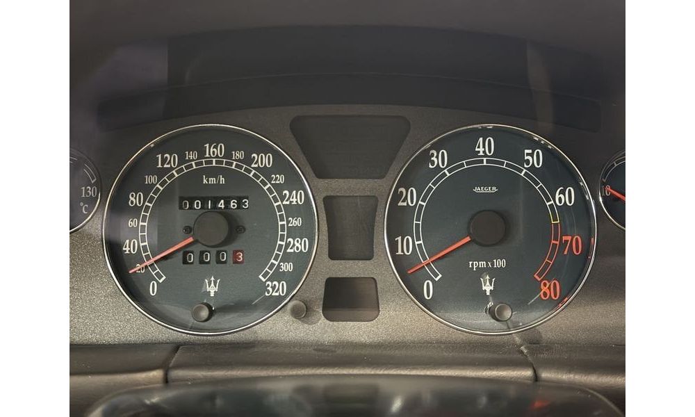 571043