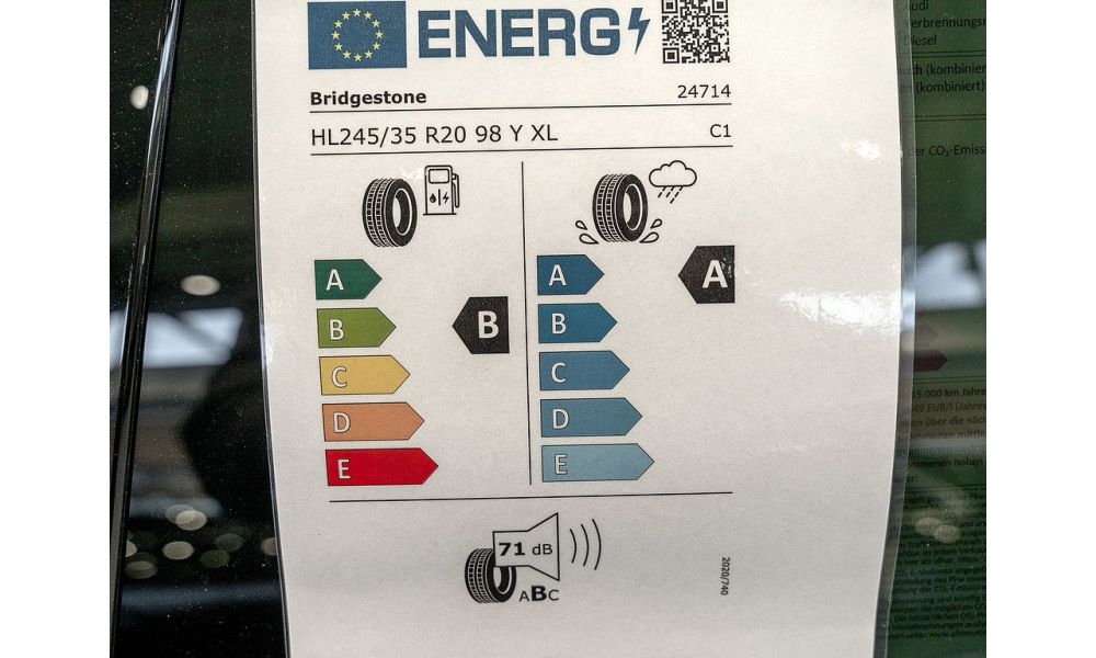 884376