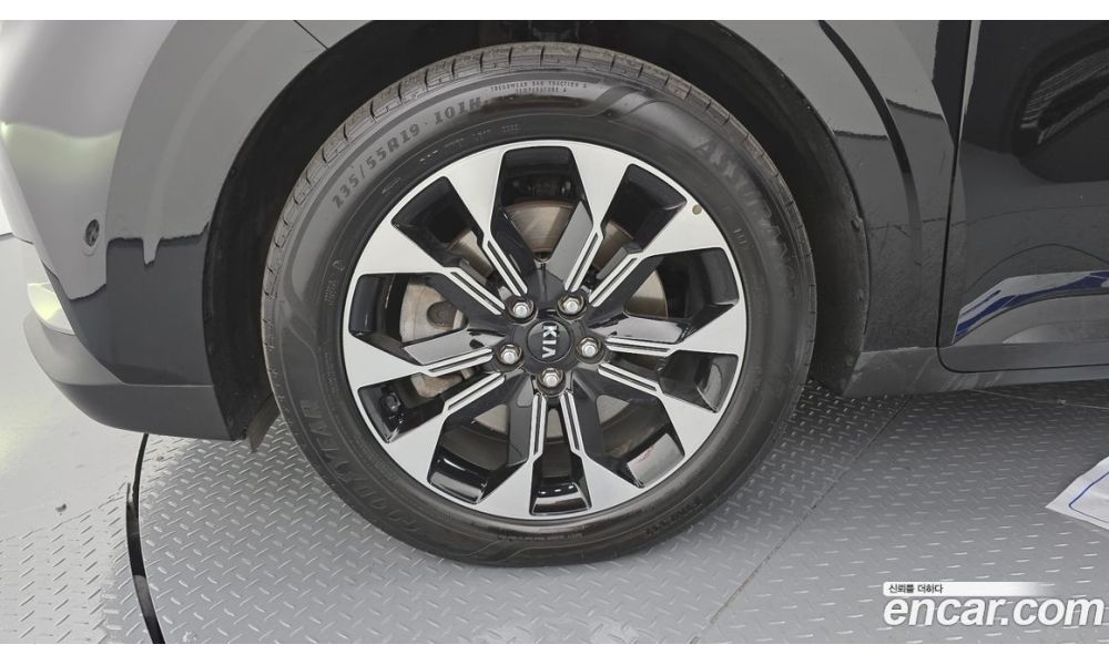 812561