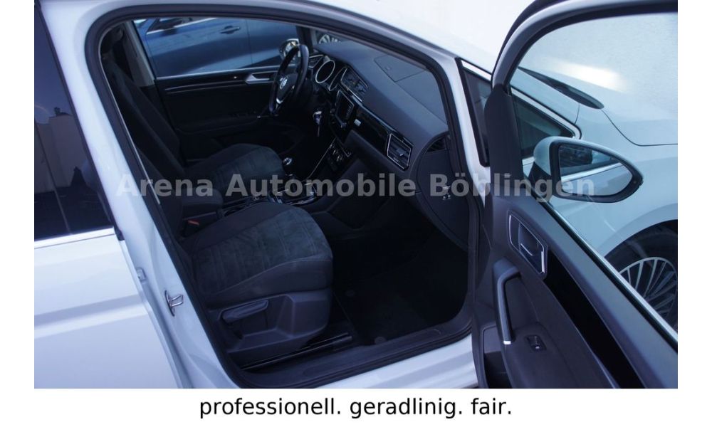 569761