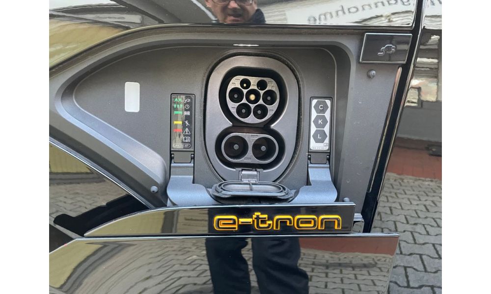 912701