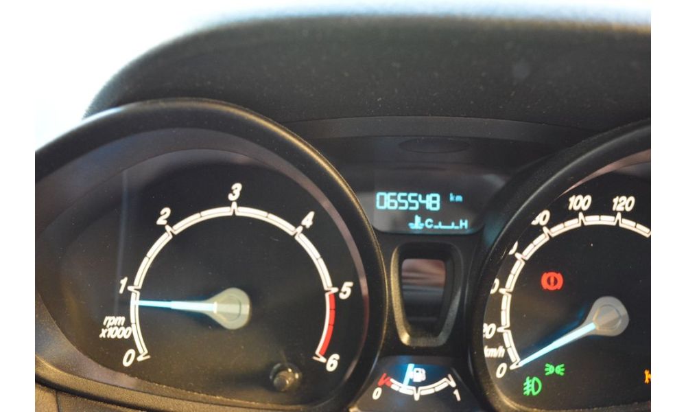563526