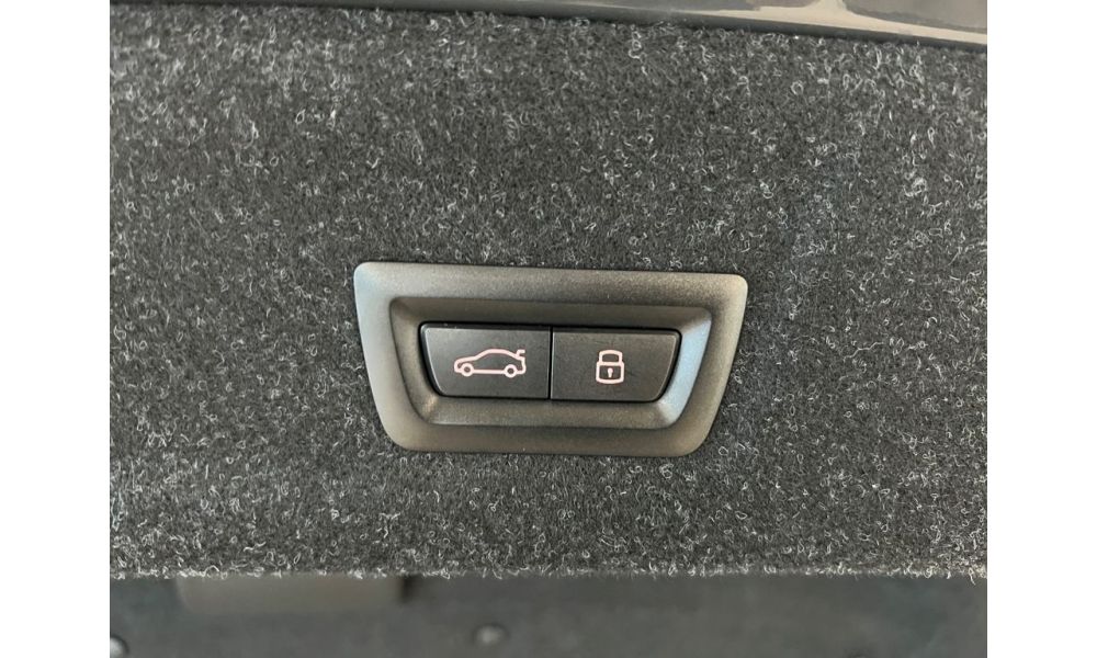898947