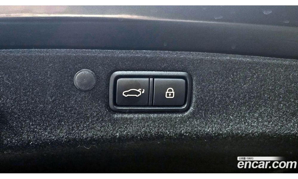 913526