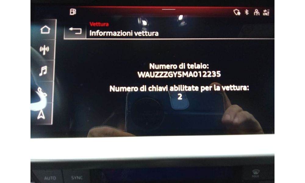 943637