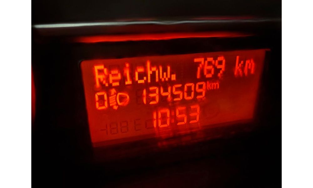 687318