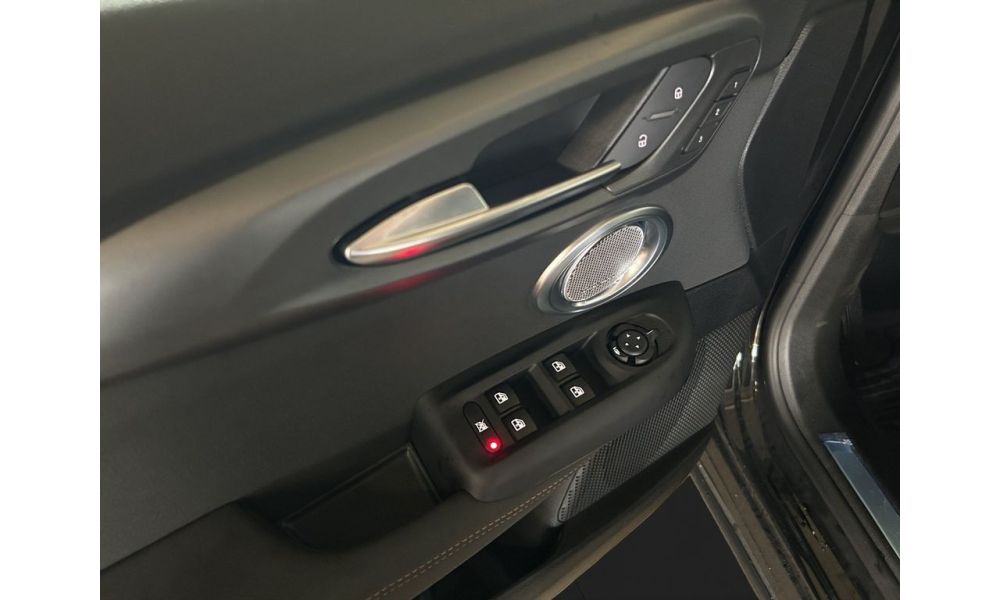 498437