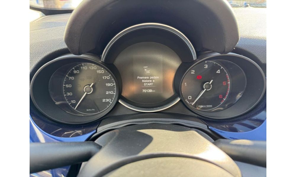 907729