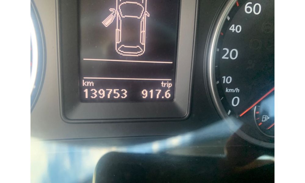 618437