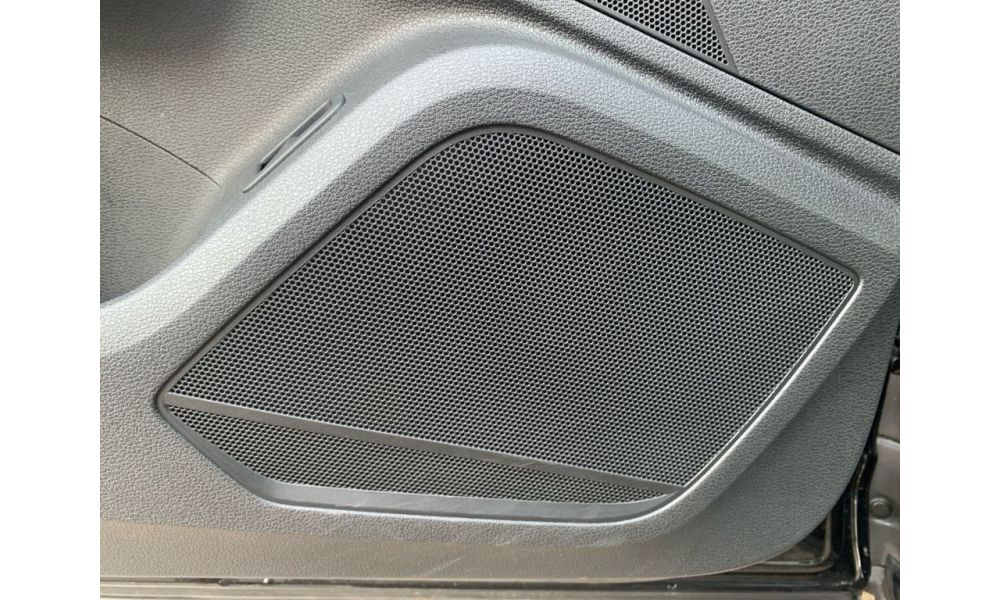 979598