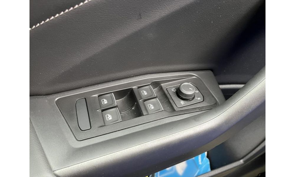 848697
