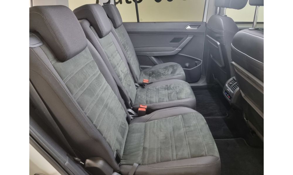 218881