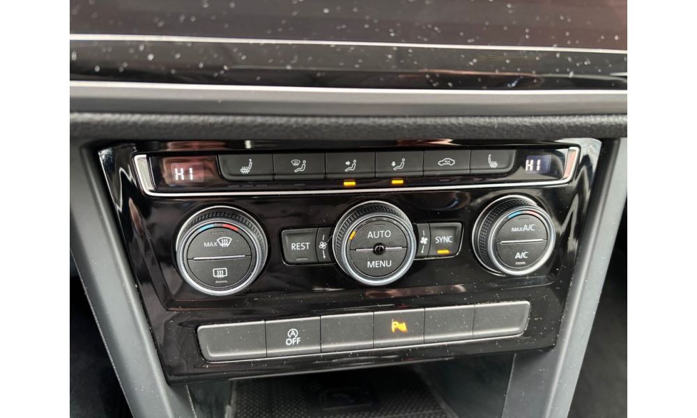 911077
