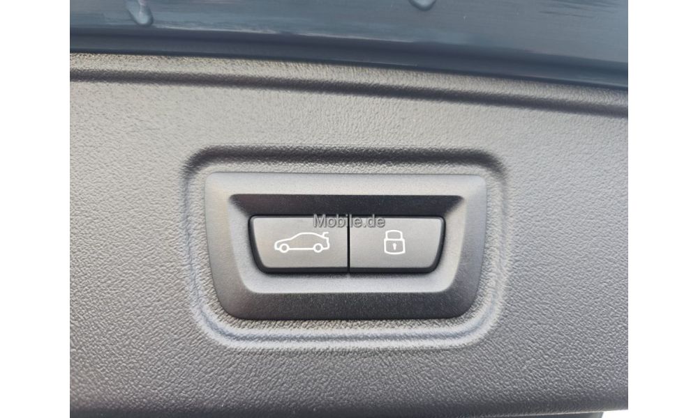 905607