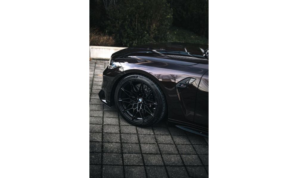 891318