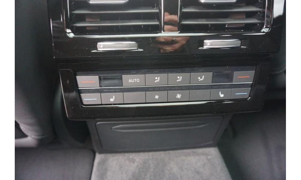 808557