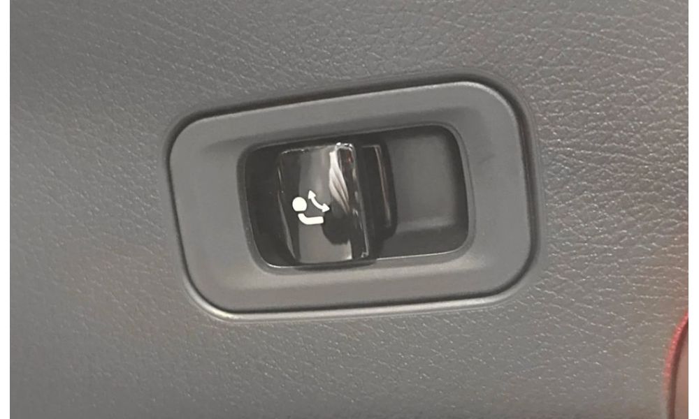 304677